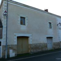 Enduit à la chaux, chaîne d'angle et corniche en tuffaut